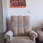 בבית גבי זהר – הפינה בעלת כורסת הטלוויזיה (צילום: רחלי אורבך)
