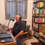 גבי זהר – הספרייה, ועמדת אולפן הרדיו אשר בחדר העבודה (צילום: רחלי אורבך)