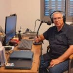 גבי זהר – בעמדת אולפן הרדיו אשר בחדר העבודה (צילום: רחלי אורבך)
