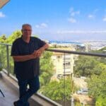 גבי זהר – במרפסת: נוף הים וההר הירוק (צילום: רחלי אורבך)