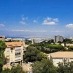 בבית גבי זהר – מבט אל נוף הים וההר (צילום: רחלי אורבך)