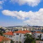 בבית גבי זהר – מבט אל הנוף ומגדל האוניברסיטה (צילום: רחלי אורבך)