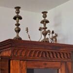 בבית גבי זהר – פמוטים, עתיקים וייחודיים (צילום: רחלי אורבך)