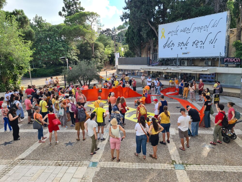 מחאה למען החזרת החטופים • אריאל ביבס מציין יום הולדת 5 בשבי (צילום: יעל הורוביץ)