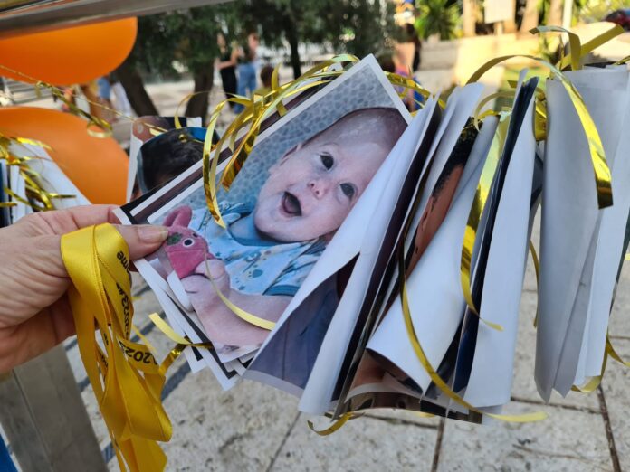 מחאה למען החזרת החטופים • אריאל ביבס מציין יום הולדת 5 בשבי (צילום: יעל הורוביץ)