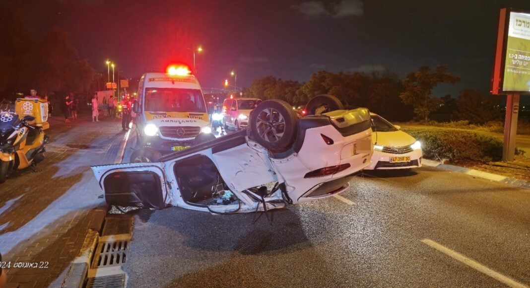 זירת תאונת דרכים: נהגת כבת 60 נפצעה בינוני בתאונה בקרית אתא (צילום: איחוד הצלה)