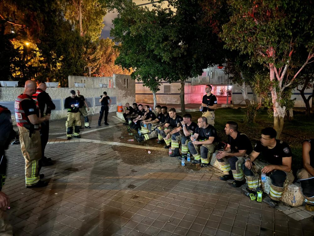 לוחמי האש בתחקיר בגמר אירוע - חשד להצתה - הפעם בחניון תת-קרקעי במתחם מגורים בבת גלים, חיפה (צילום: כבאות והצלה)