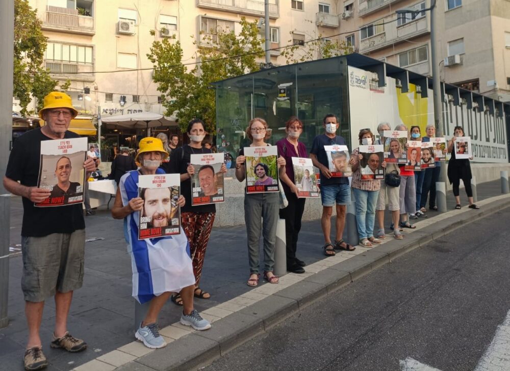 עצרת בחיפה בדרישה לחתימת עסקה לשחרור החטופים (צילום: נעה שק)