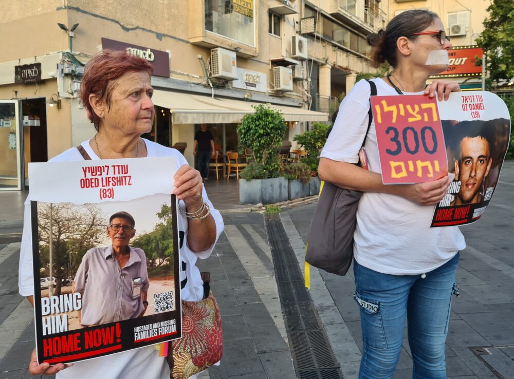 תמיכה בחטופים ובמשפחות בכיכר החטופים בחיפה (צילום: יעל הורוביץ)