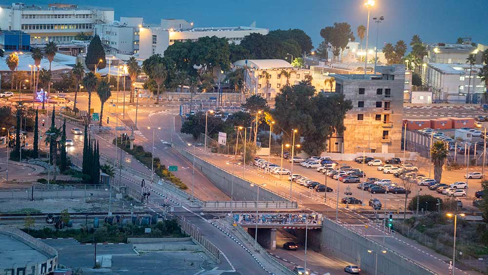 הכניסה לשכונת בת גלים ולרמב"ם, כיכר צים, גשר מסילת הרכבת - צומת דולפין - חיפה (צילום: ירון כרמי)