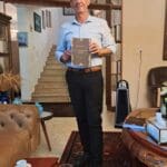 ד"ר עו"ד אמל כמאל וספרו (צילום: רחלי אורבך)