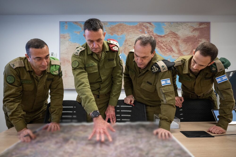 הרמטכ"ל מאשר תקיפת מטרות חיזבאללה (צילום: דובר צה"ל)