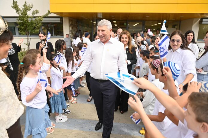 סיור ראש העיר ומנהלי המחלקות בעירייה בבתי הספר: גבעת רם, נועם, אולפנית שח"ם , חטיבה עליונה רוגוזין וגני הילדים אומנים א' וב' (צילום: דוברות עיריית קרית אתא)