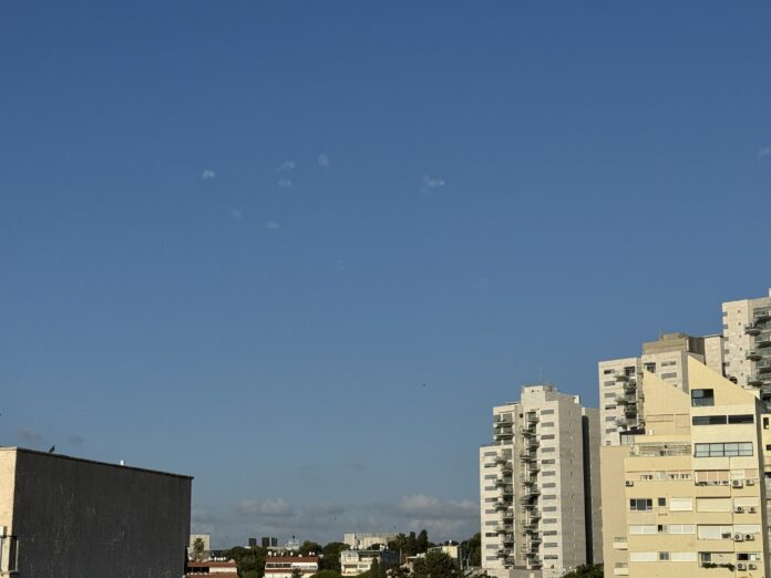 יירוטים מעל הקריות - 23/9/24 - 17:05 (צילום: ירון כרמי - חי פה-TV)