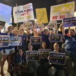 חניכי תנועות הנוער – הפגנה בכיכר ספר לאחר רצח החטופים (צילום: יעל הורביץ)