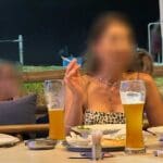 smoking in עישון בניגוד לחוק במסעדה כאשר ברקע שלט האוסר על העישון (צילום: ירון כרמי)2 130924