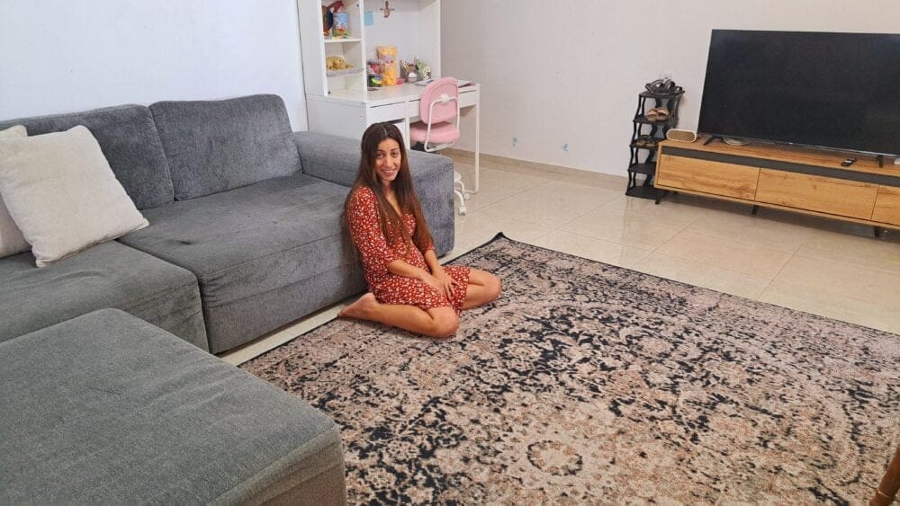 רוזאן שחאדה – בסלון אשר במעונה (צילום: רחלי אורבך)