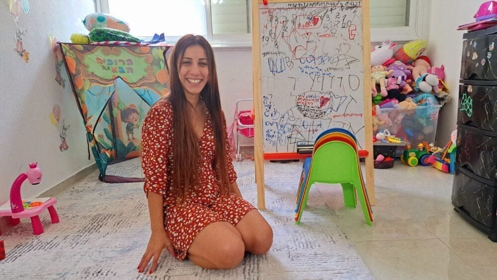 רוזאן שחאדה – בישיבה אופיינית בחדר המשחקים (צילום: רחלי אורבך)
