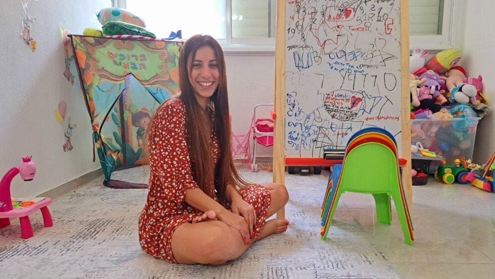 רוזאן שחאדה – 'ישיבה בדואית' – על השטיח ובשעת משחק (צילום: רחלי אורבך)