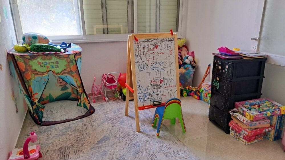 בבית רוזאן שחאדה – פאזלים, משחקי קופסה וכו' – בחדר המשחקים (צילום: רחלי אורבך)