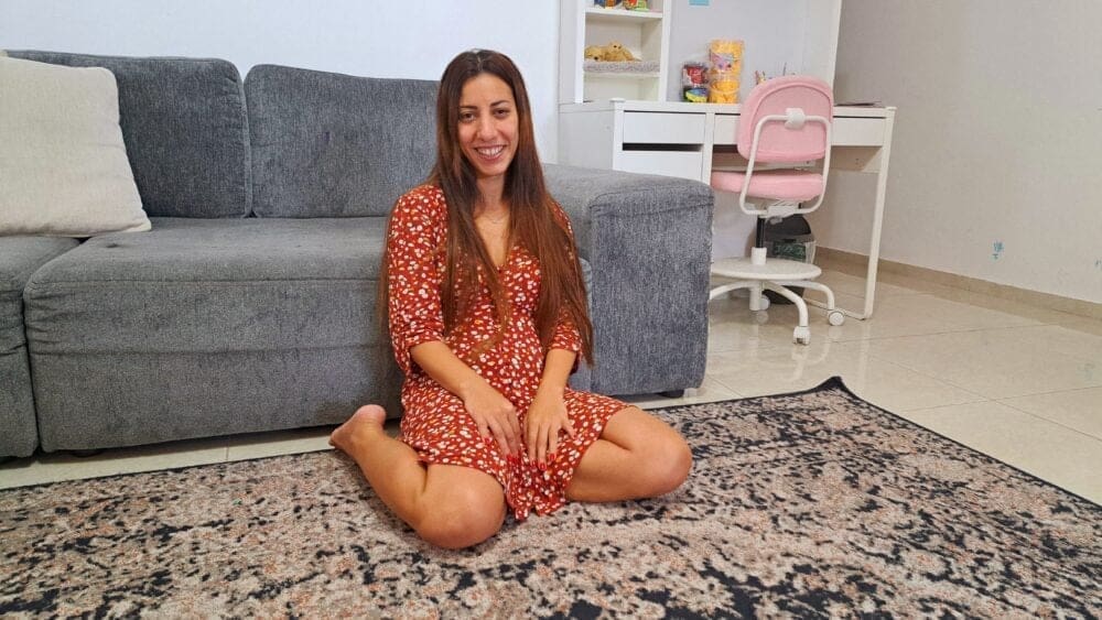 רוזאן שחאדה – 'ישיבה בדואית' – על כיסא, על שטיח ובשעת משחק (צילום: רחלי אורבך)