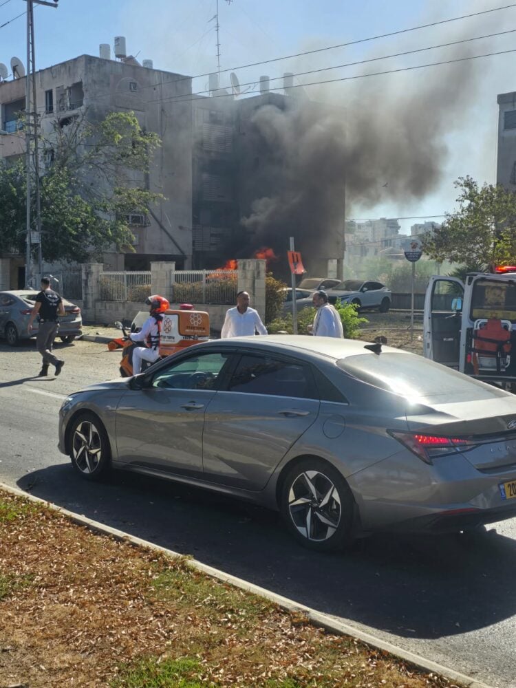 הבניין אחרי הפגיעה (צילום: שי מויאל)