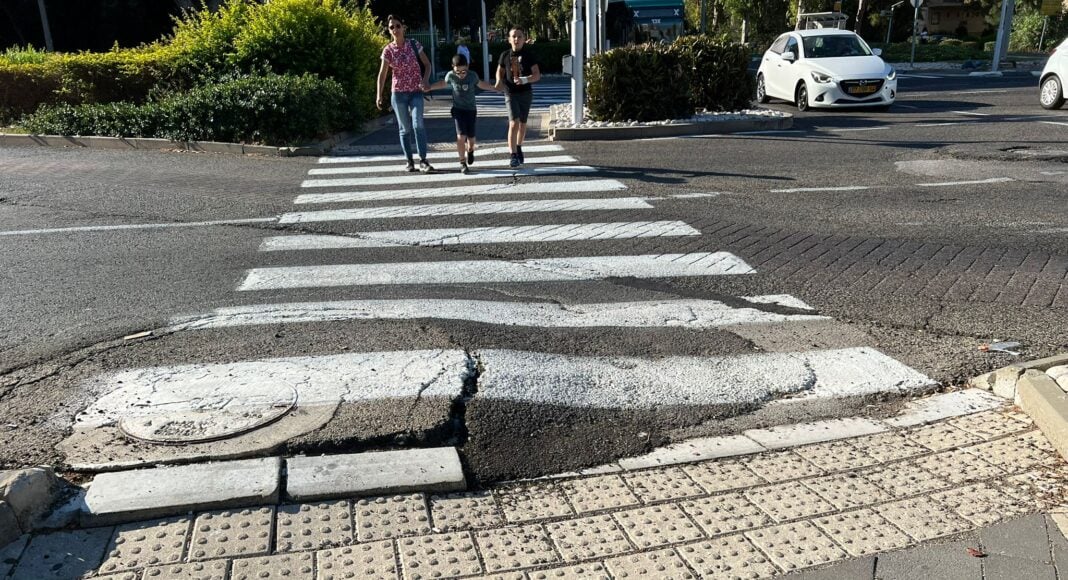 מפגע בטיחותי ליד מרכז רפואי ״לין״ בחיפה (צילום: אורי שרון)