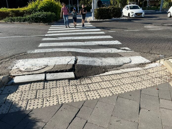 מפגע בטיחותי ליד מרכז רפואי ״לין״ בחיפה (צילום: אורי שרון)