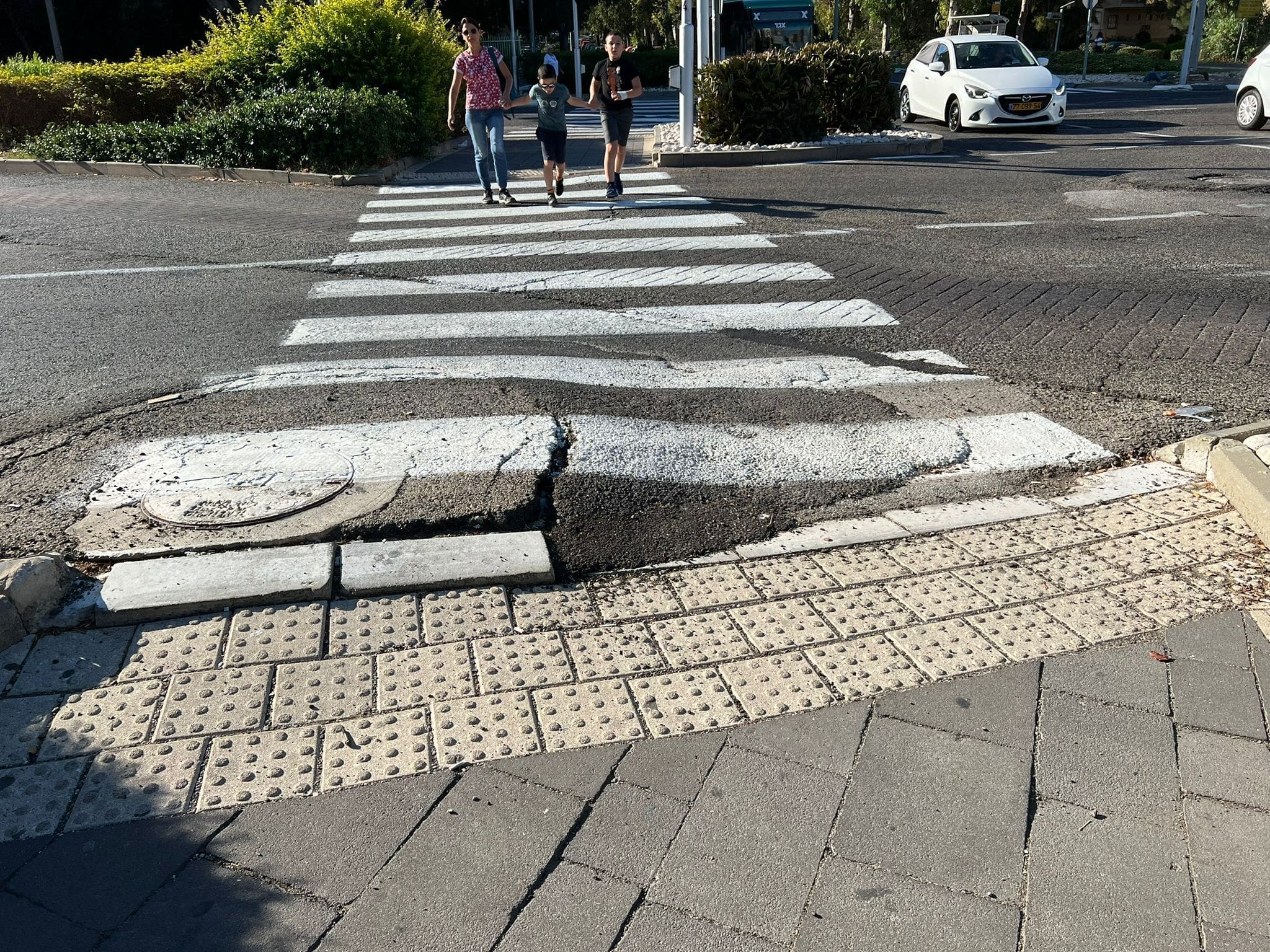 מפגע בטיחותי ליד מרכז רפואי ״לין״ בחיפה (צילום: אורי שרון)