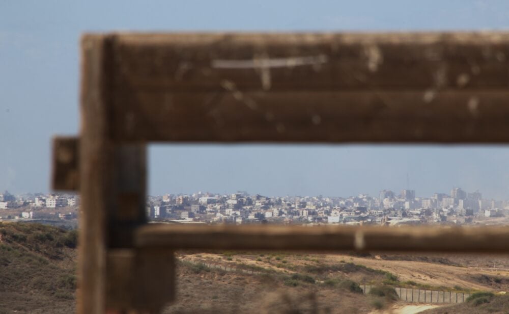 מבט אל בית להיה - רצועת עזה - תיירות מלחמה ביישובי העוטף (צילום: אבי אלבאום)