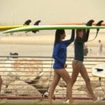 גלישת גלים – נערות גולשות בהרצליה (צילום: ירון כרמי)