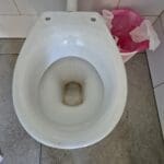 מכסה אסלה שבור (צילום: חי פה בשטח)
