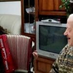 ניקה קושניר – מנגנת לסבא ( צילום: אלבום פרטי, ניקה קושניר)