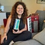 ניקה קושניר – האקורדיון ומארז סרטי צ'רלי צ'פלין (צילום: רחלי אורבך)