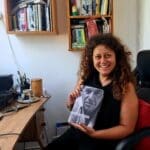 ניקה קושניר – עם ספרו של ט. כרמי (צילום: רחלי אורבך)