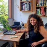 ניקה קושניר – בפינת העבודה (צילום: רחלי אורבך)
