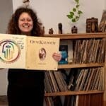 ניקה קושניר – עם תקליטים מובחרים (צילום: רחלי אורבך)