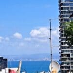 בבית ניקה קושניר – נוף חיפאי: מפרץ הים, כחול השמים וירוק ההר (צילום: רחלי אורבך)