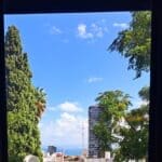 בבית ניקה קושניר – חלון אל כחול וירוק (צילום: רחלי אורבך)