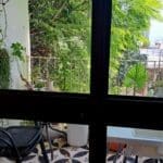 בבית ניקה קושניר – חלון המרפסת בעל הנוף  הירוק (צילום: רחלי אורבך)