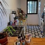 בבית ניקה קושניר – מטבח הבית, ממנו הגיחה עוגה משובחת במיוחד (צילום: רחלי אורבך)