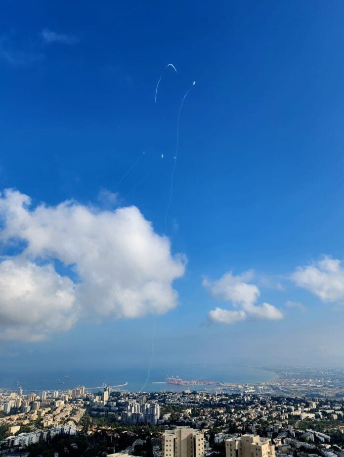 יירוט מתקפת טילים מעל מפרץ חיפה - כיפת ברזל 13/10/24 09:00 (צילום: מונט גלפז)