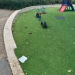 צואת כלבים בגן התורן (צילום: חי פה בשטח)