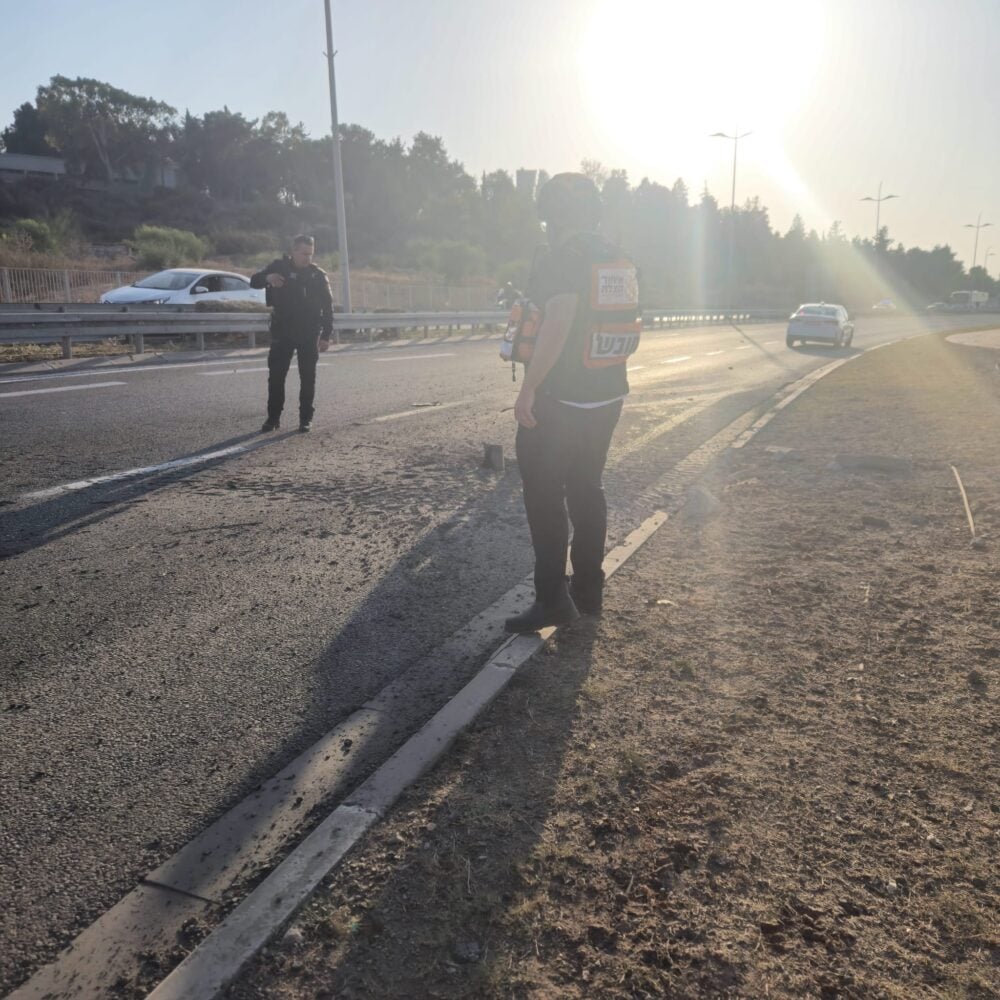 פגיעת רקטה בכביש באזור הקריות (צילום: איחוד הצלה)