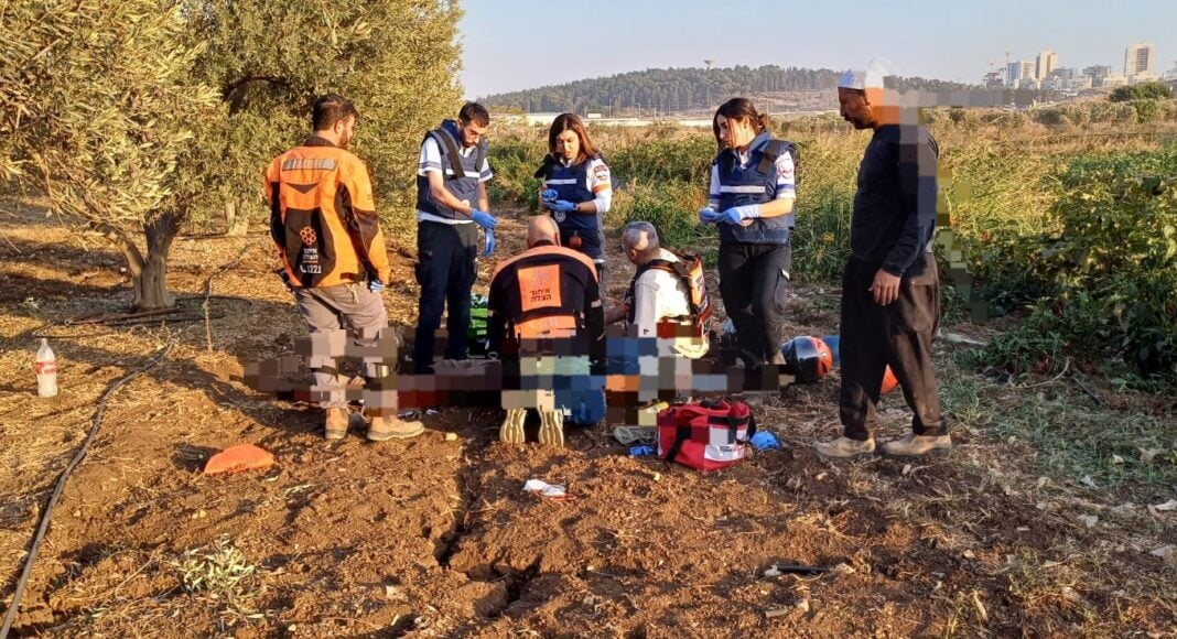 פגיעת רקטה בשטח חקלאי באזור הקריות. במקום שני הרוגים ופצוע אחד (צילום: איחוד הצלה)