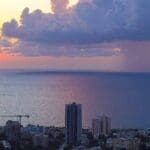 גשם קל בדרכו לחיפה – תמונה של ענן גשם בשקיעה – 3/11/24 (צילום: חי פה)