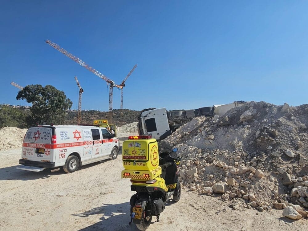 משאית התהפכה באתר בנייה בחיפה - פינוי פצוע במצב בינוני לבית החולים