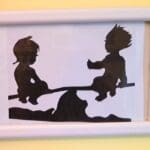 בבית אירית פלץ – 'התאומות' מגזרת נייר מעשה ידי אביהן (צילום: רחלי אורבך)