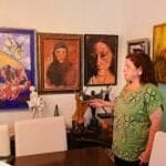 אירית פלץ – מסבירה ציוריה (צילום: רחלי אורבך)