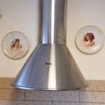 בבית אירית פלץ – צלחות עתיקות של אימה, משוחזרות סרטי זהב (צילום: רחלי אורבך)